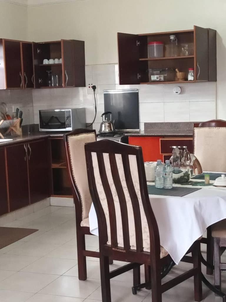The Abode Apartments Lake View & Breakfast Suite Near Beach Entebbe Eksteriør bilde