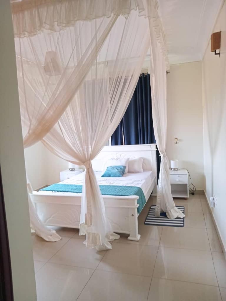 The Abode Apartments Lake View & Breakfast Suite Near Beach Entebbe Eksteriør bilde