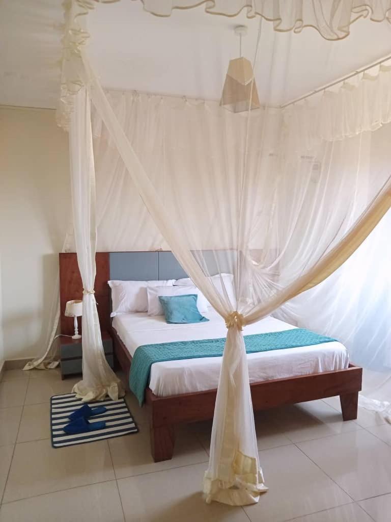The Abode Apartments Lake View & Breakfast Suite Near Beach Entebbe Eksteriør bilde